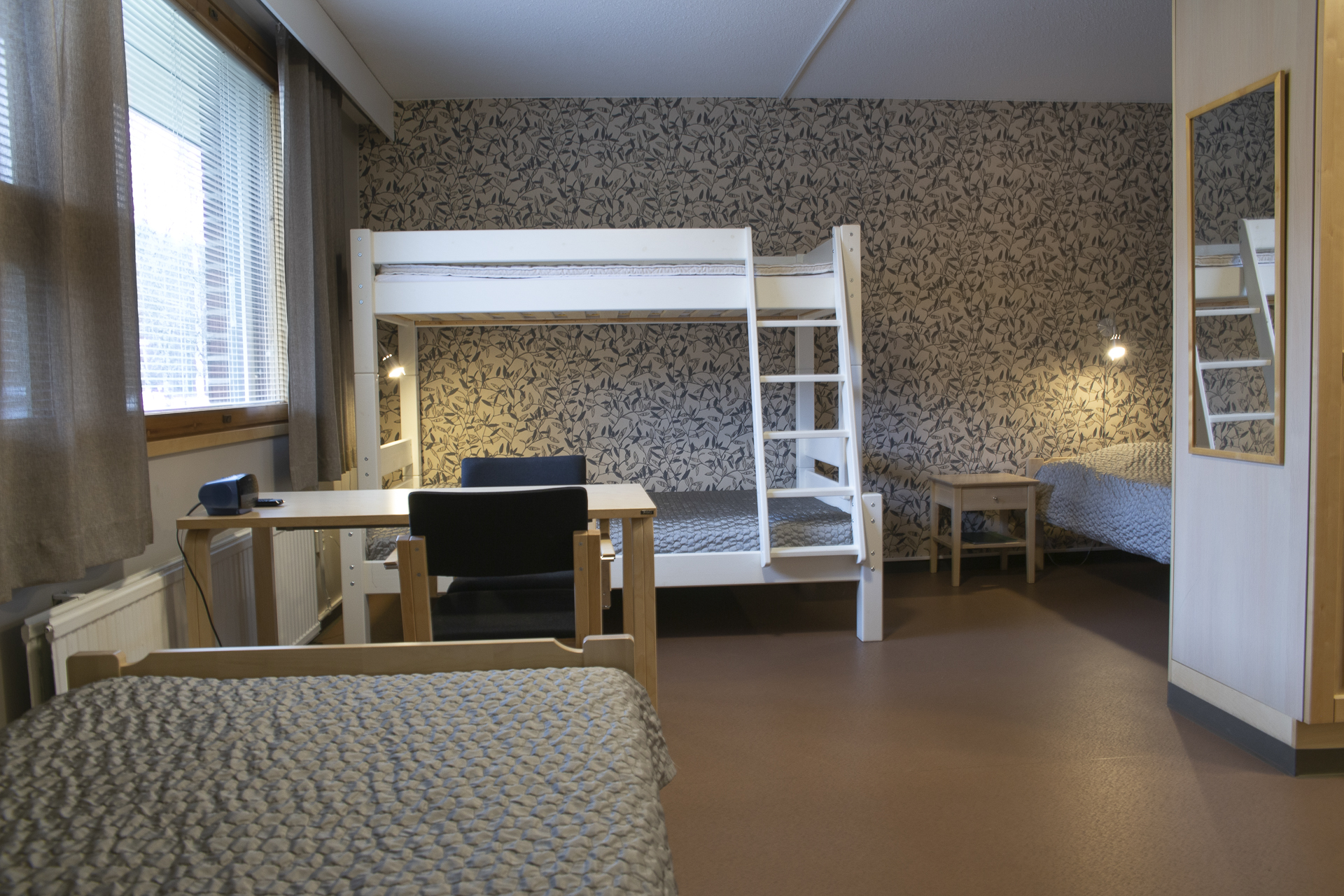 Guest House neljän hengen huone / perhehuone, jossa kaksi 90 cm sänkyä ja kerrossänky, jossa alasänky 120 cm.