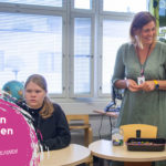 Opettaja Hanna Pietilä luokassa oppilaiden kanssa.