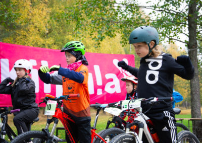KiipMTB 2020 maastopyöräilijöitä lähtötunnelmissa ennen lasten starttia.