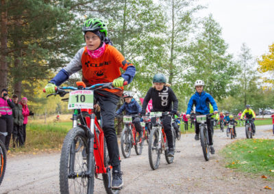 KiipMTB 2020 maastopyöräilijöitä lasten startissa.