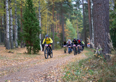 KiipMTB 2020 maastopyöräilijöitä mestäpolulla.