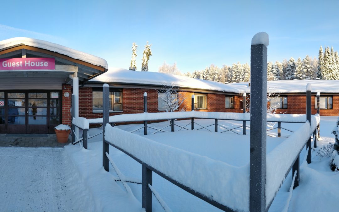 Kiipula Guest House sisäänkäynti ja terassi talvella.