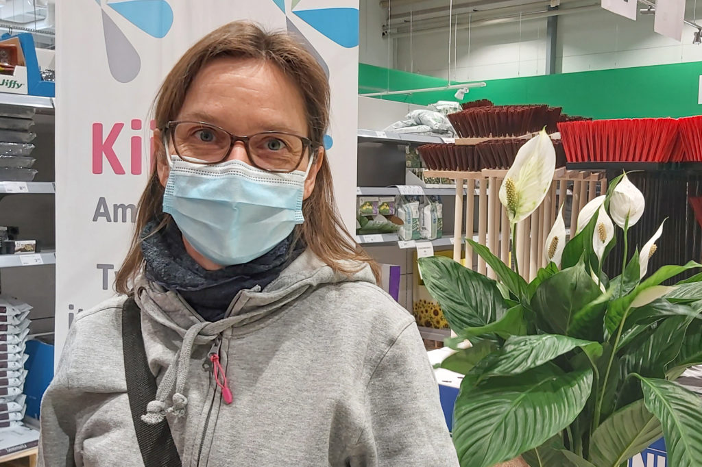 Marika Lönnqvist seisoo Kodin Terran viherkasviosastolla maski kasvoillaan.