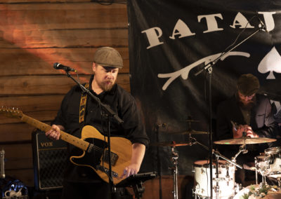 Patajätkä-bändin kitaristi ja rumpali soittavat.