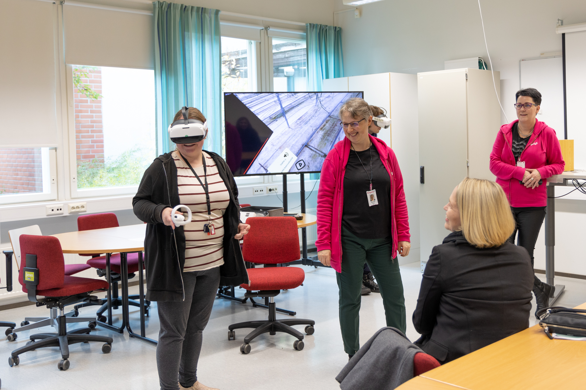 Opiskelija esittelee VR-laseja ja virtuaalista toimintaympäristöä.