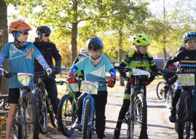 Maastopyöräilykisojen lasten luokan poikia valmiina lähtöviivalla.