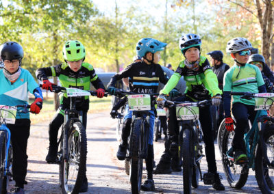 Maastopyöräilykisojen lasten luokan poikia valmiina lähtöviivalla.
