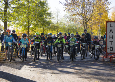 Maastopyöräilykisojen lasten luokka valmiina lähtöviivalla.