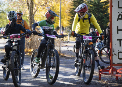 Maastopyöräilijöitä rivissä kilpailun lähtöviivalla.