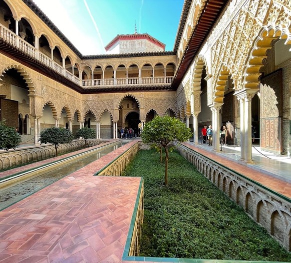 Real Alcázarin palatsi oli uskomattoman koristeellinen.