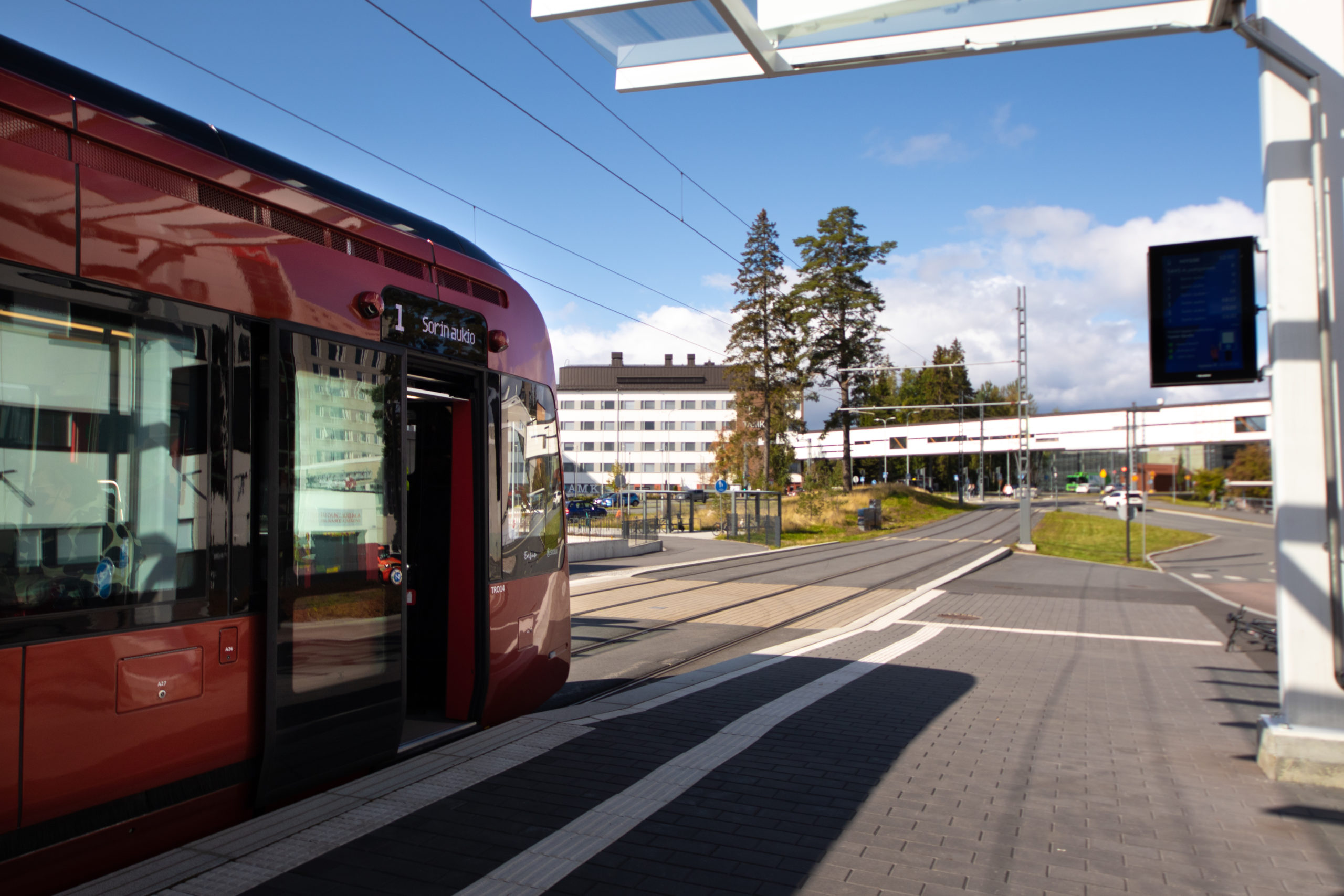 Raitiovaunu ajaa Tampereella.