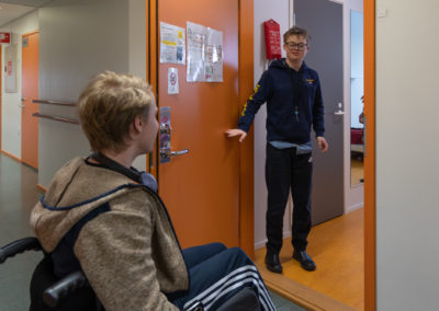 Opiskelija avaa toiselle opiskelijalle asuinhuoneensa oven.