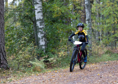 KiipMTB:n osallistujia pyöräilee metsäpolulla.