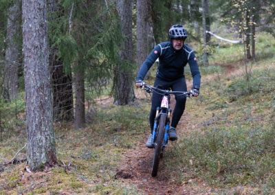 KiipMTB:n osallistujia pyöräilee metsäpolulla.