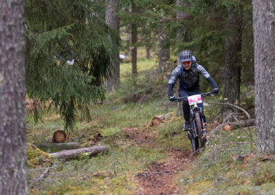 KiipMTB:n osallistuja pyöräilee metsäpolulla.