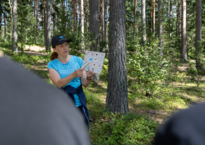 Opas esittelee karttamerkkejä metsässä.