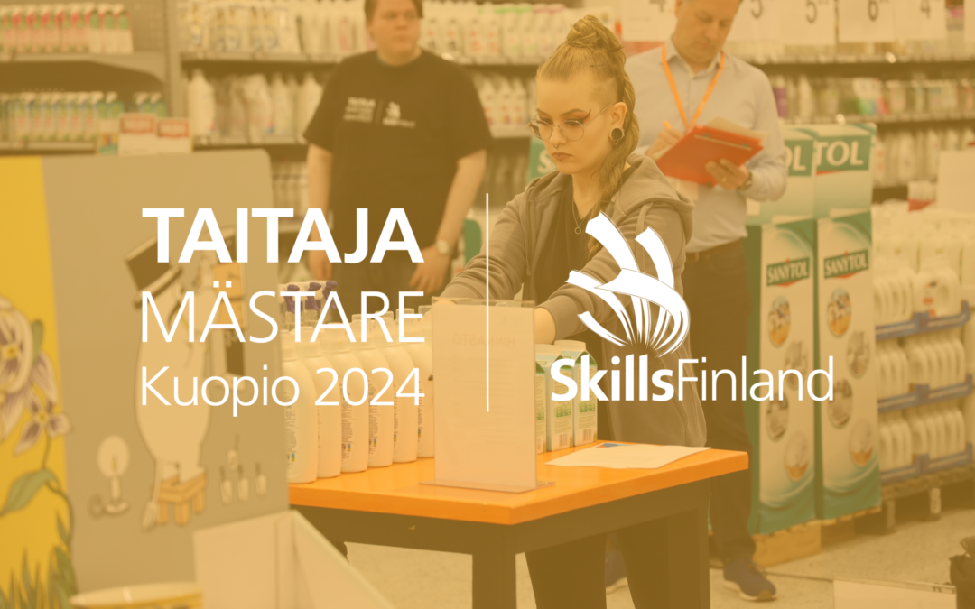 Kuvassa opiskelija kaupassa asettelemassa tuotteit pöydälle, päällä Taitaja2024 Kuopio -kisalogo.