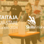 Kuvassa opiskelija kaupassa asettelemassa tuotteit pöydälle, päällä Taitaja2024 Kuopio -kisalogo.